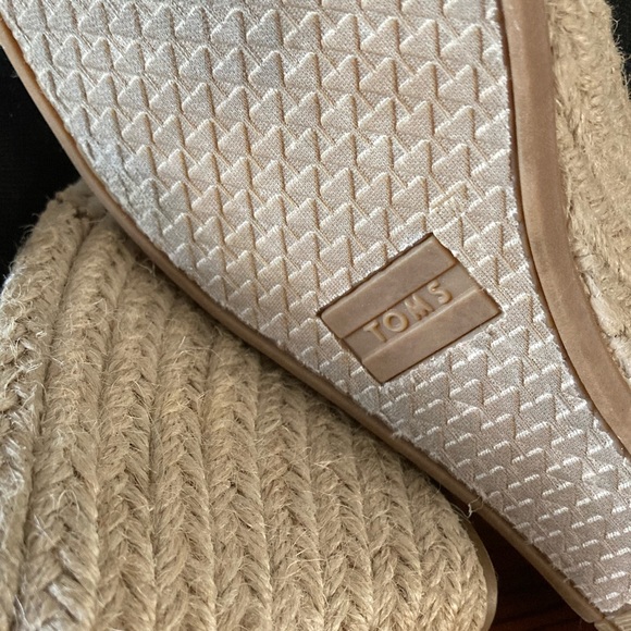 Toms women’s 7.5 espadrilles.  Excellent condition - Picture 4 of 6